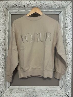 VOGUE Embroidered Crewneck Sweatshirt - Beige. Size XS ❣️